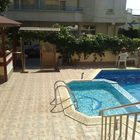 Hotel Larisa 2 3*